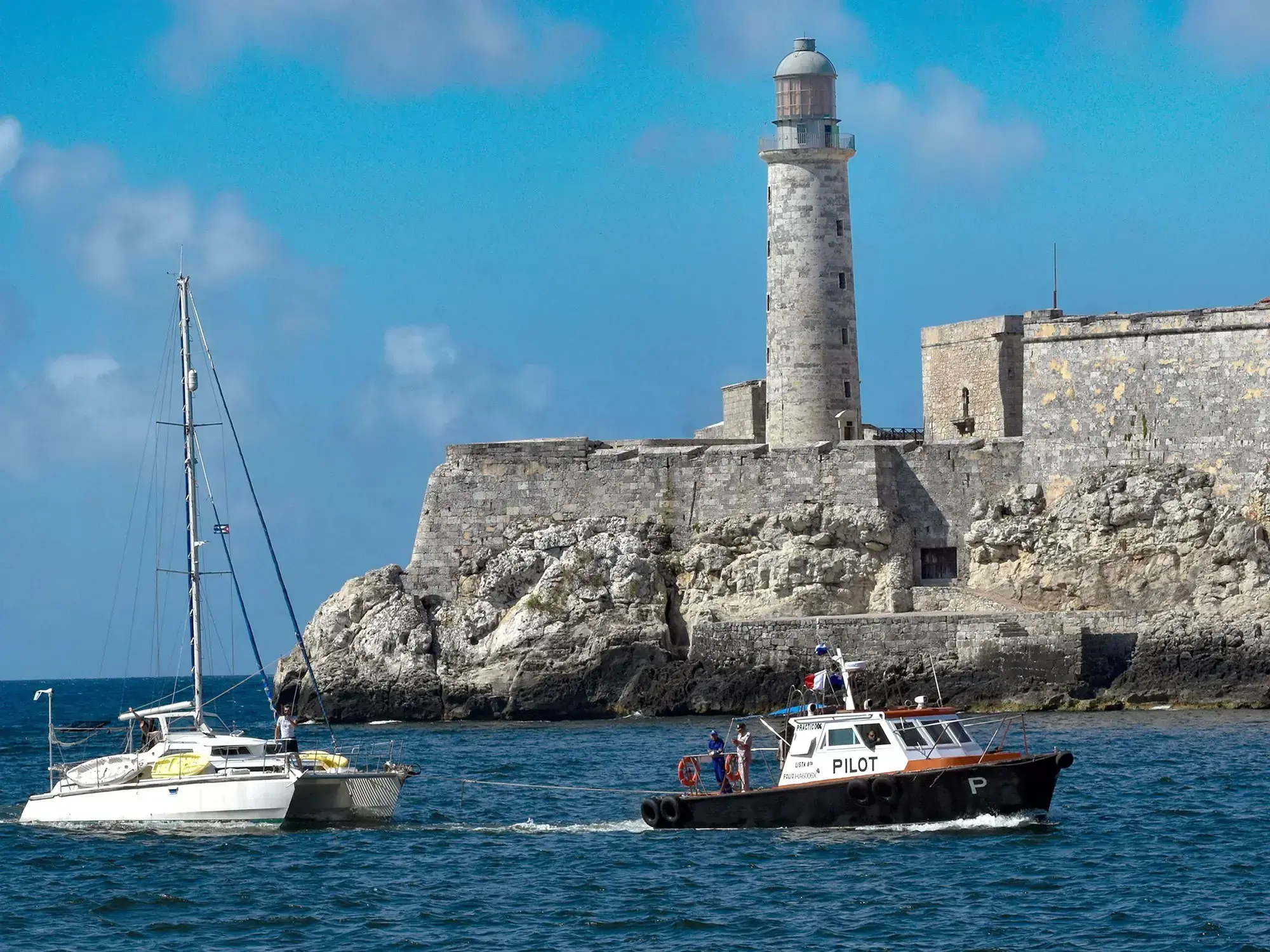 Un velero del Convoy Nuestra América llega al puerto de La Habana con ayuda humanitaria.