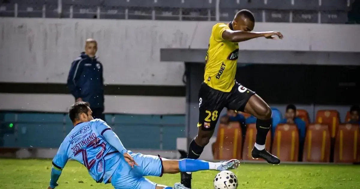 Justiniano, de Bolívar, se tira al piso para frenar un avance de un rival.