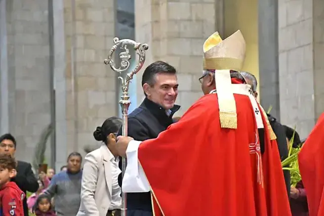 El presidente Rodrigo Paz y monseñor Percy Galván, este domingo.