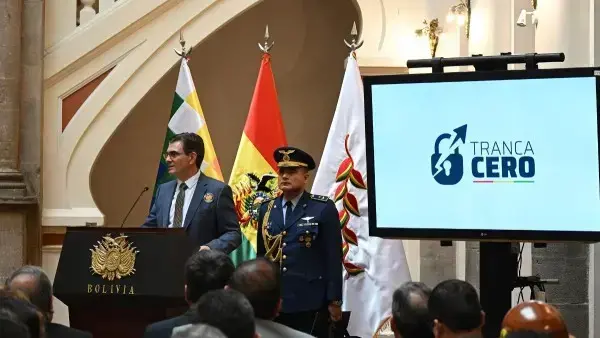 Acto de promulgación del decreto en el Palacio de Gobierno.
