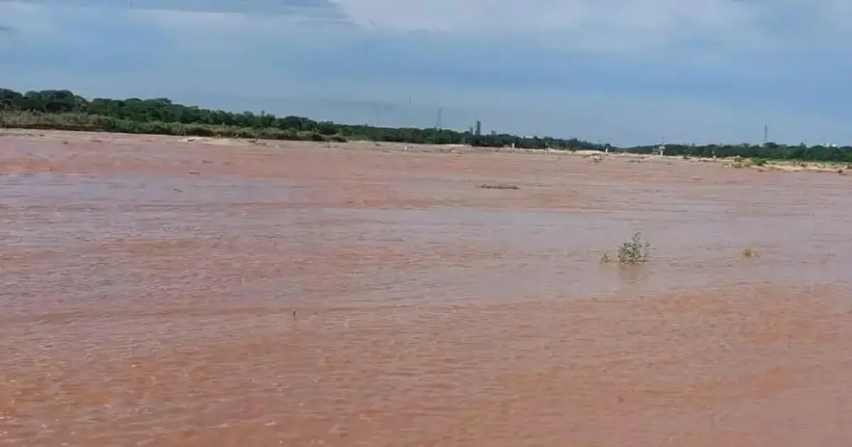 Operativo de rescate en el río.