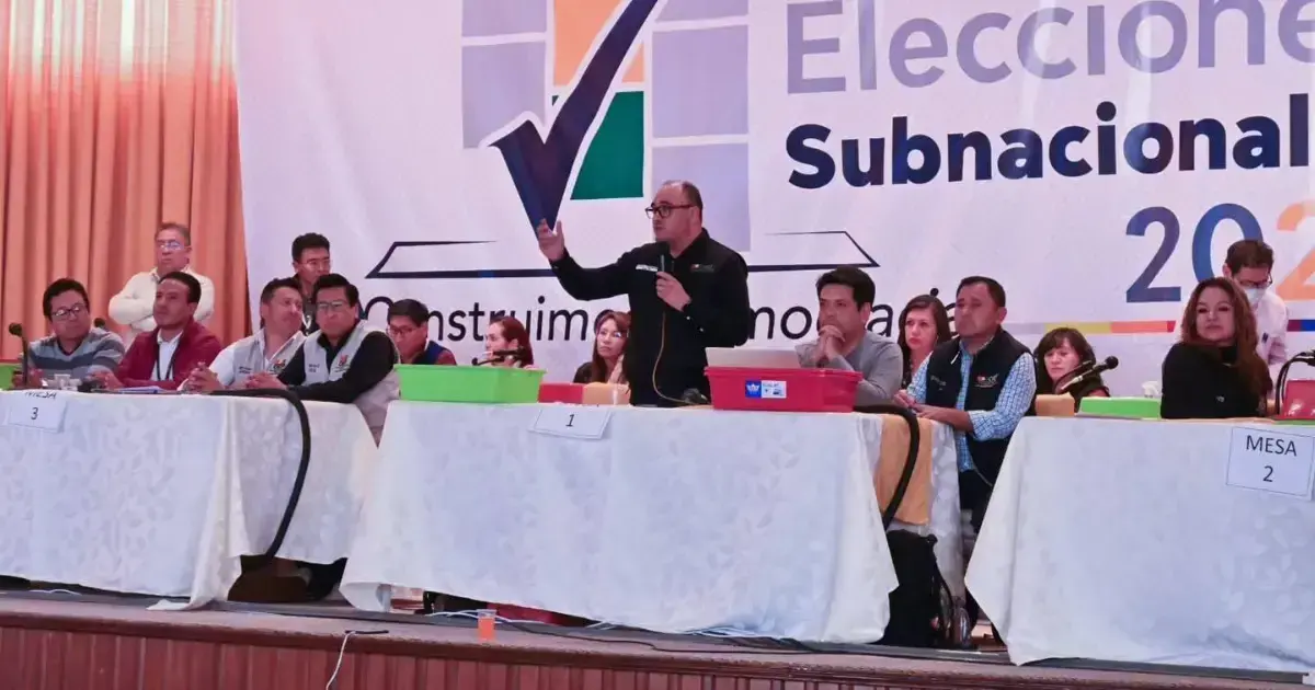 Gustavo Ávila, presidente del TSE, durante una declaración a medios.