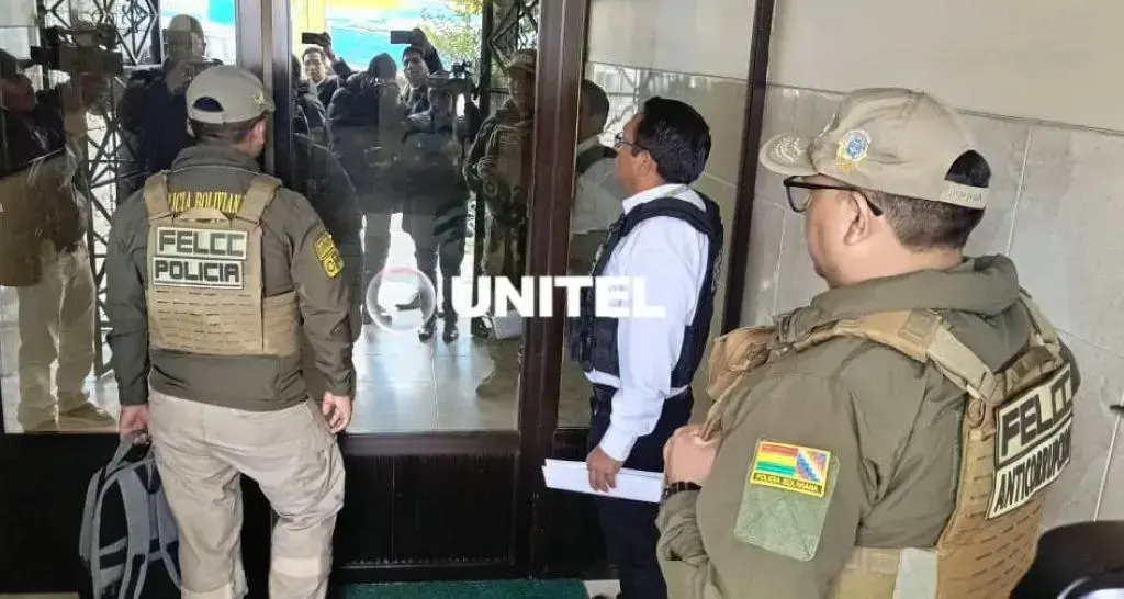Agentes llegan al edificio donde vivía Luis Arce.