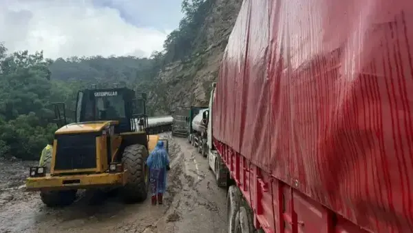 Trabajos con maquinaria pesada en lugar de deslizamientos.
