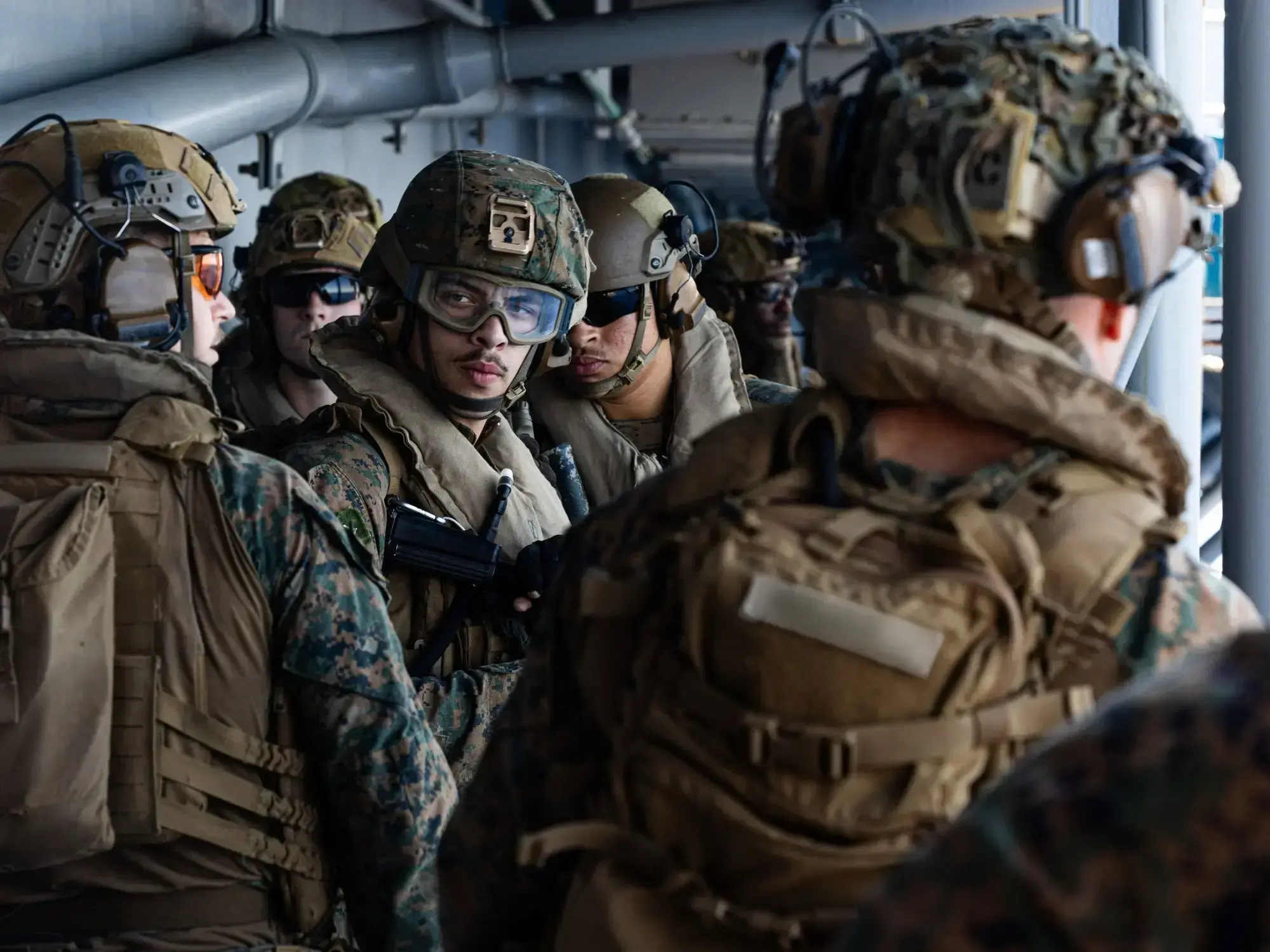 Marineros e infantes de marina estadounidenses a bordo del USS Tripoli (LHA 7) llegaron al área de responsabilidad del Comand