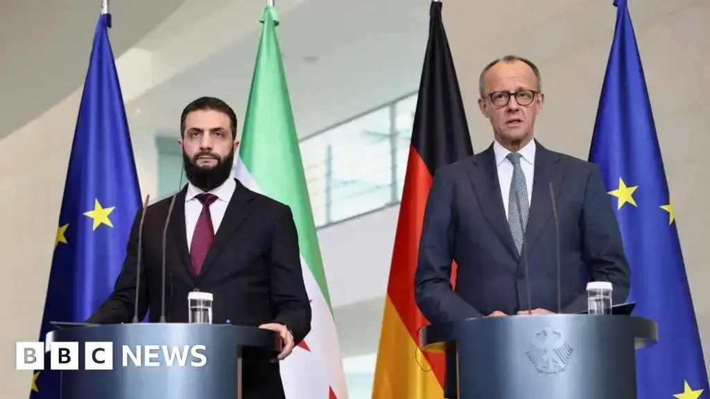El canciller alemán Friedrich Merz y el presidente sirio Ahmed al-Sharaa durante su encuentro en Berlín.