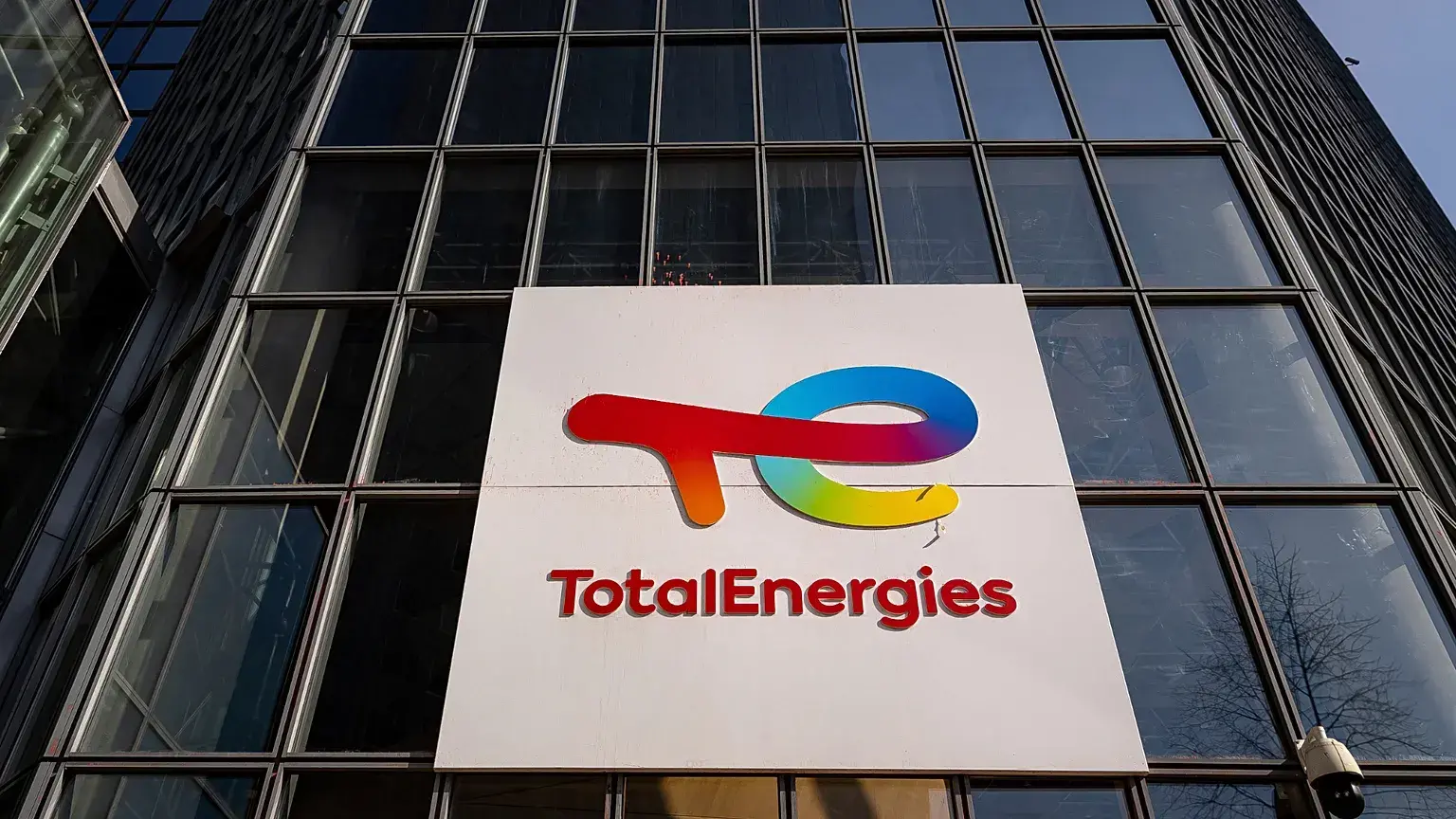 Logotipo de TotalEnergies en la sede de la empresa en La Défense, Courbevoie.