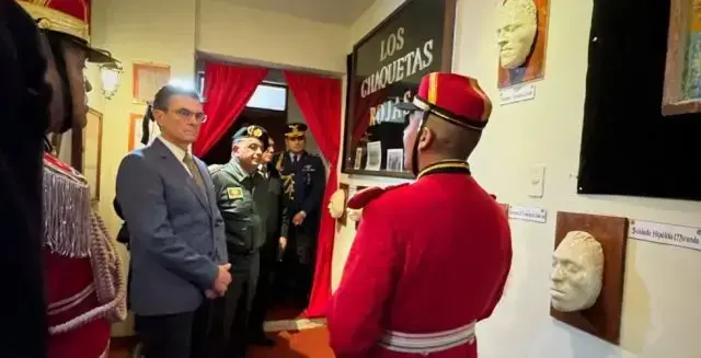 El presidente Rodrigo Paz en el museo de los Colorados de Bolivia.
