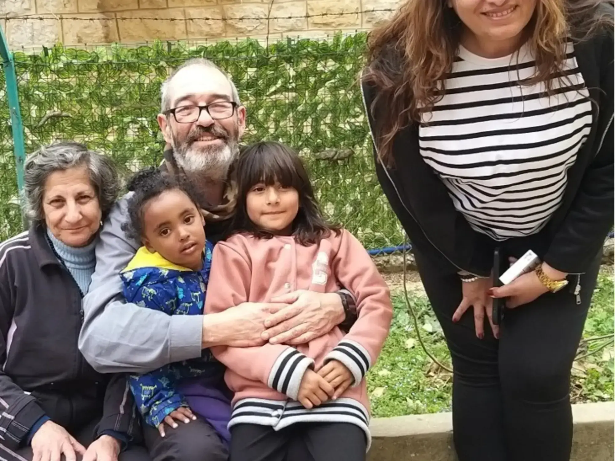 El padre Luis Montes junto a refugiados libaneses.