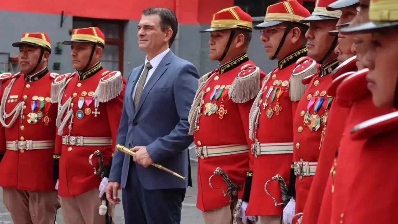 El presidente Rodrigo Paz visita el Regimiento Primero de Infantería Colorados de Bolivia.