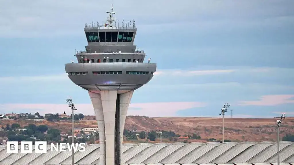 La torre de control del aeropuerto Adolfo Suárez de Madrid, en una imagen de archivo.