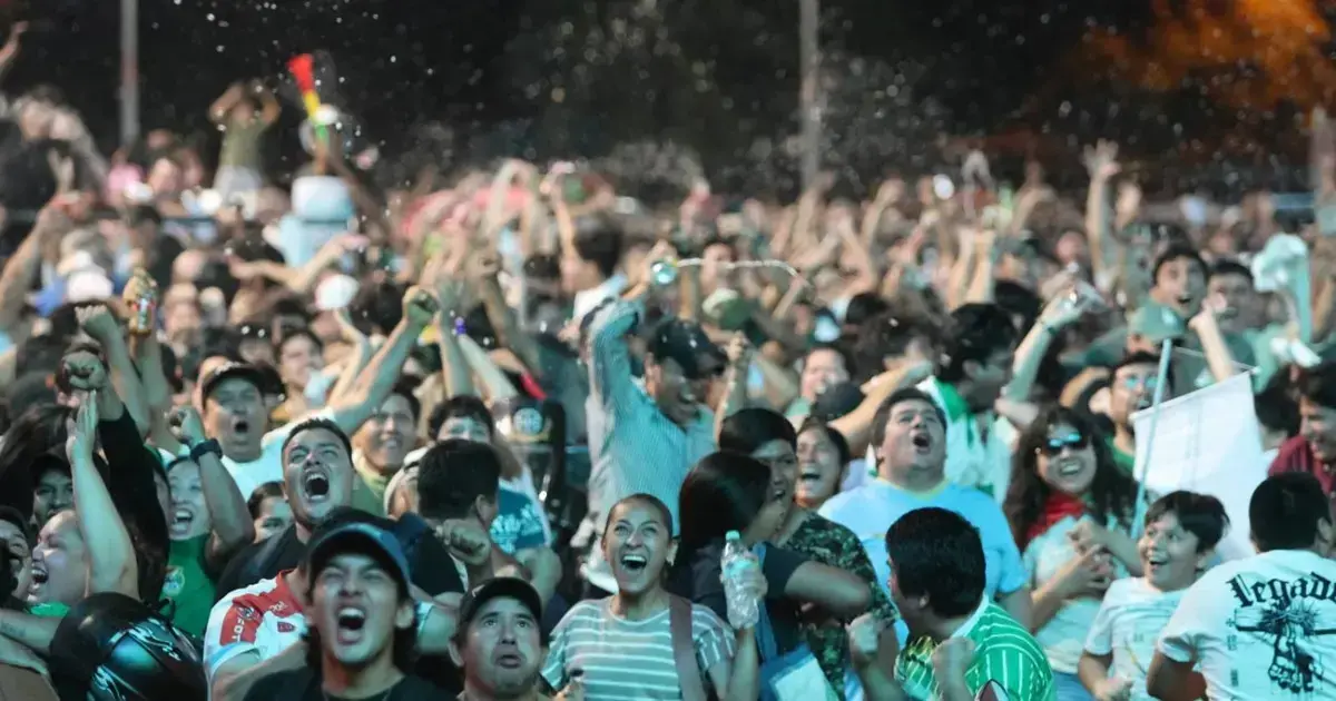 Celebración de las personas tras la victoria de Bolivia.