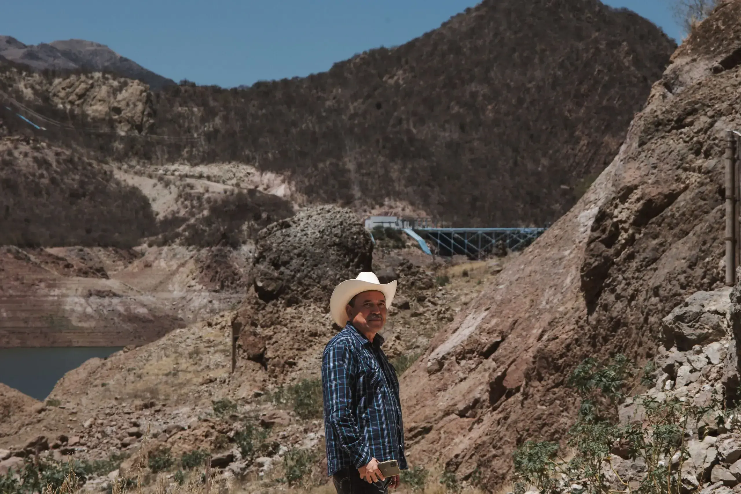 Mario Luna Romero, portavoz yaqui, junto al Acueducto Independencia.