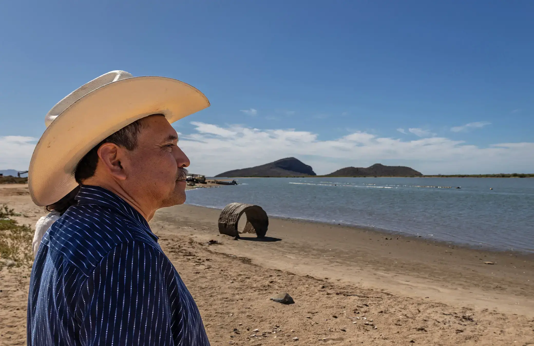 Mario Luna Romero señala una de las montañas sagradas que delimitan el territorio yaqui.