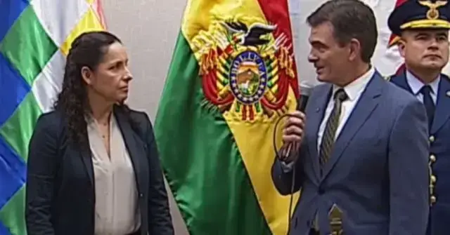 Rodrigo Paz posesionando a Claudia Cronenbold.