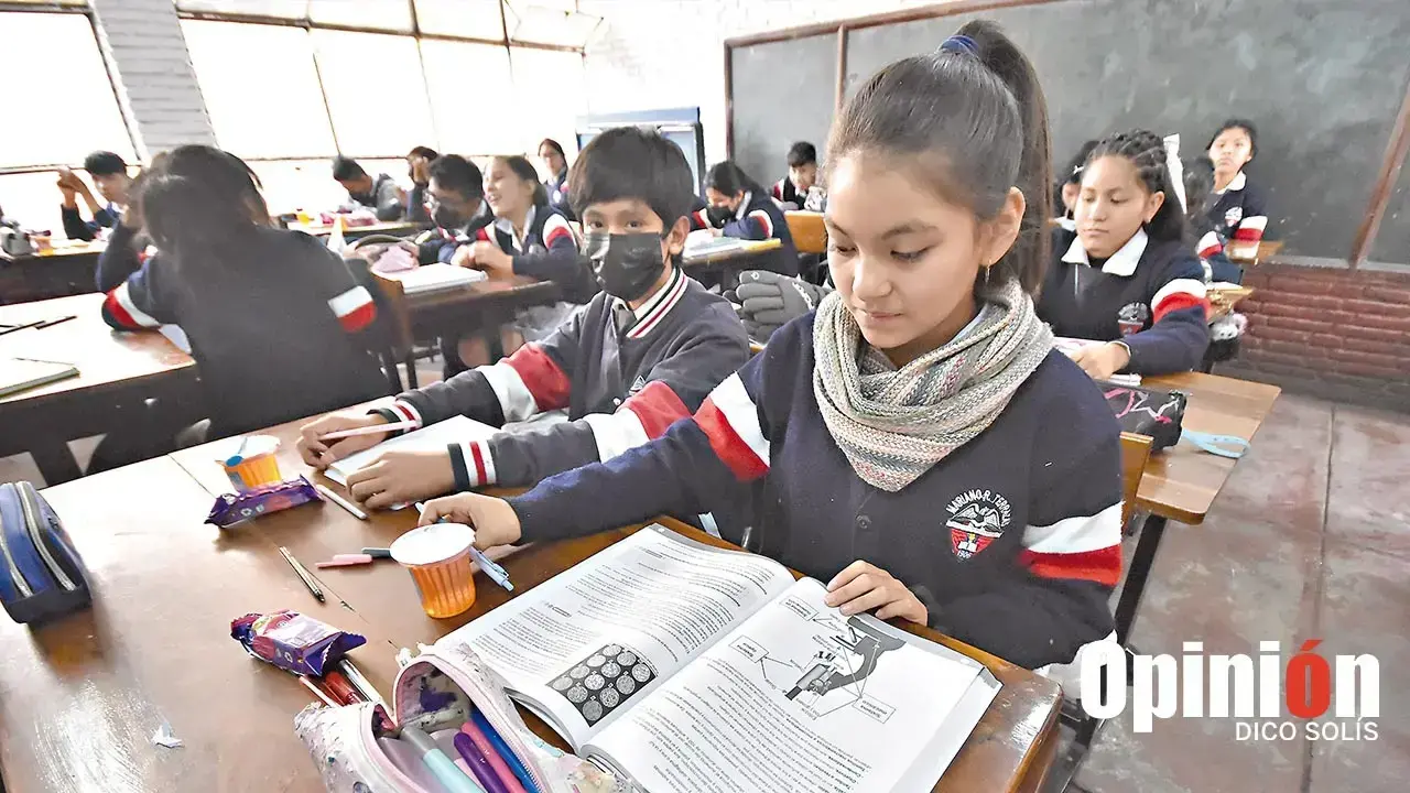 Estudiantes pasan clases en un colegio de Cochabamba.