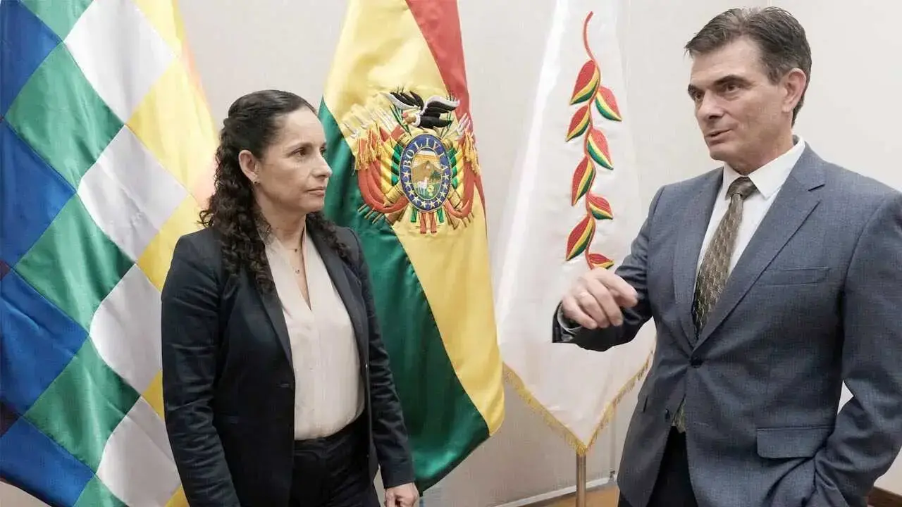 El presidente Rodrigo Paz y la nueva ejecutiva de YPFB, Claudia Cronenbold.