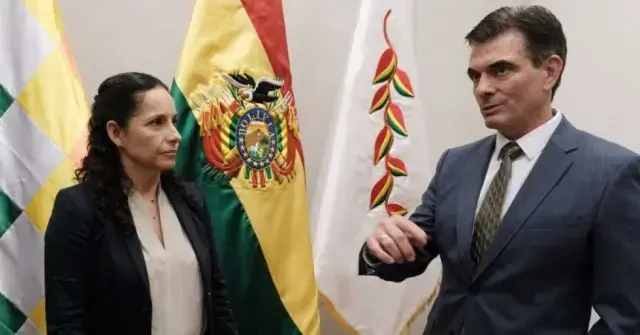 El presidente Rodrigo Paz y la nueva ejecutiva de YPFB.