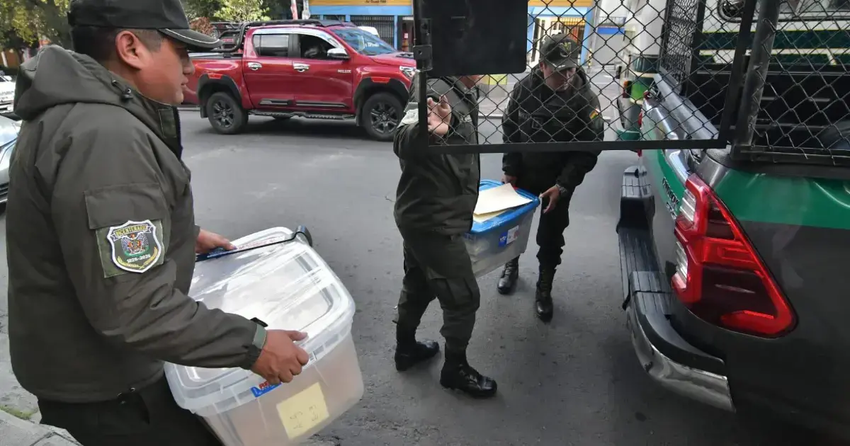 Material secuestrado siendo trasladado en envases de plástico.