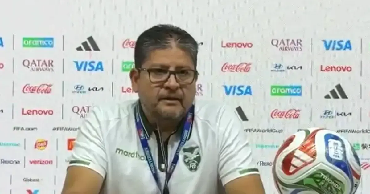 El seleccionador boliviano Óscar Villegas durante la conferencia de prensa.