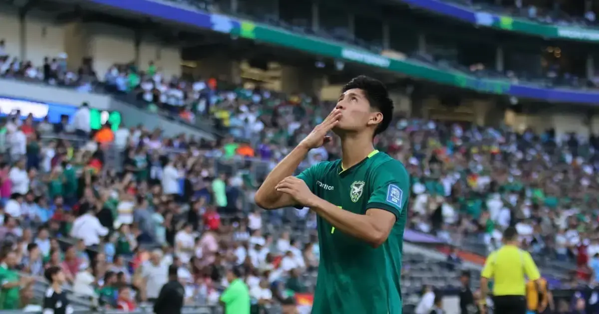 Miguel Terceros celebrando su gol ante Surinam.