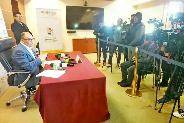 El presidente del TSE, Gustavo Ávila, durante su conferencia de prensa.