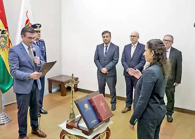 El presidente Rodrigo Paz tomando juramento a Claudia Cronenbold.