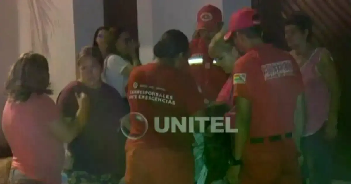 Bomberos trabajando en la extinción del incendio.