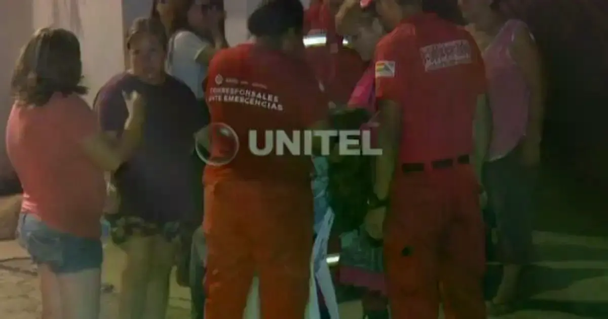 Bomberos trabajando en la extinción del incendio.
