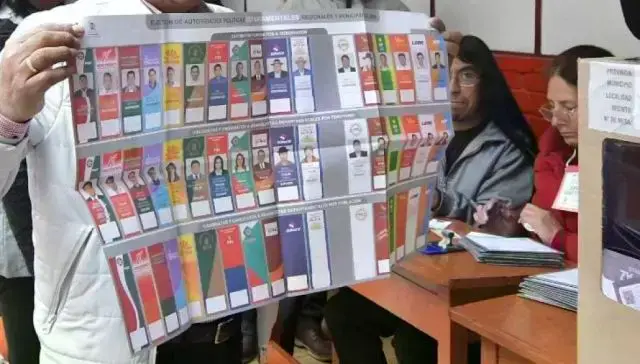 La extensa papeleta para la votación departamental de La Paz.