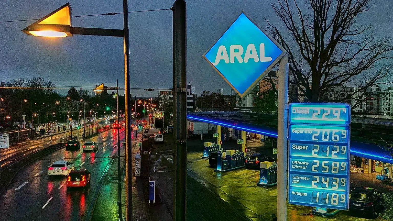 Una gasolinera en Fráncfort muestra los precios del combustible.