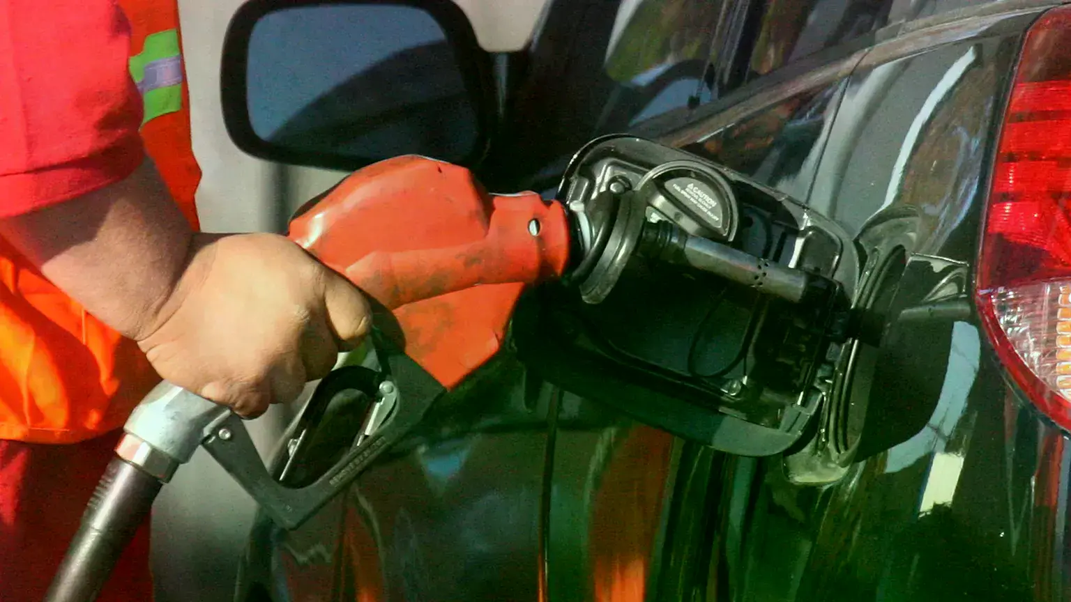 Se reposta un vehículo con gasolina en Portland, el martes 6 de noviembre de 2007.