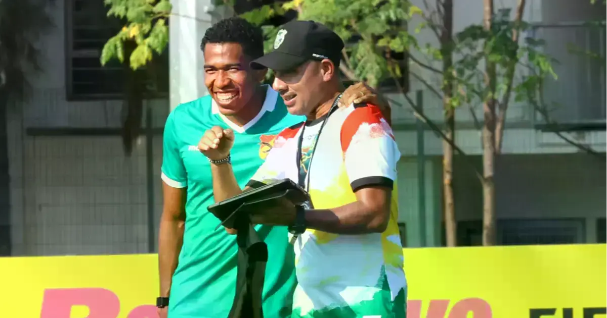 Diego Medina sonríe con un miembro del cuerpo técnico de la Verde en Monterrey.