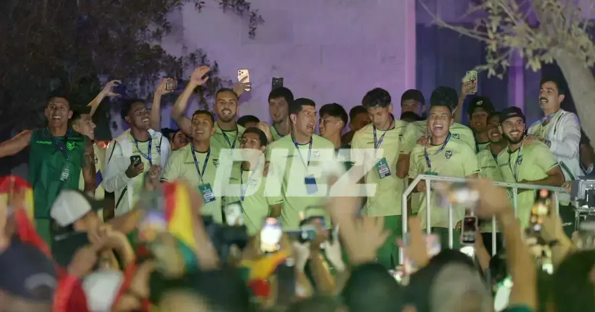 Jugadores de la selección boliviana junto a cientos de hinchas durante el banderazo.