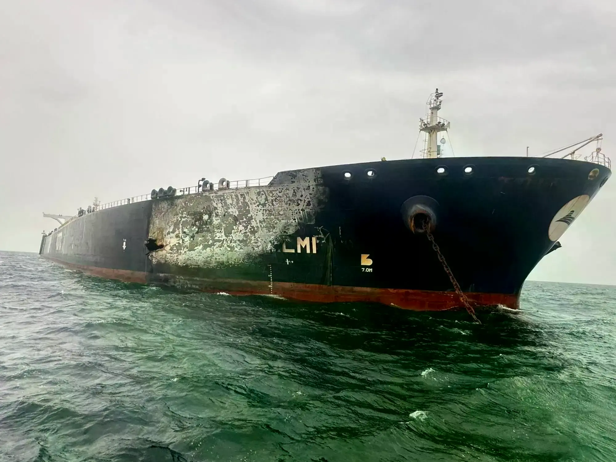 El petrolero kuwaití Al-Salmi alcanzado frente a Dubai.