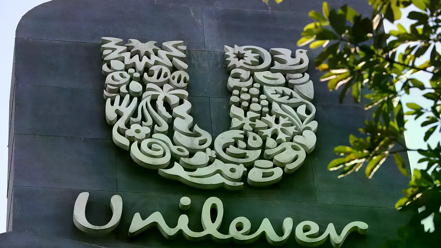 El logo de Unilever en la sede de PT Unilever Indonesia Tbk en Tangerang, Indonesia.