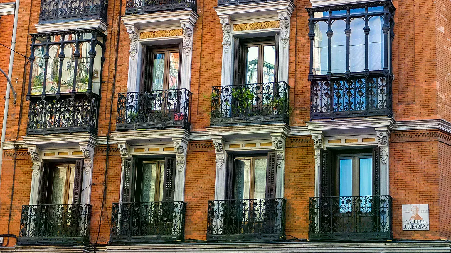 Fotografía de archivo de una fachada de Madrid