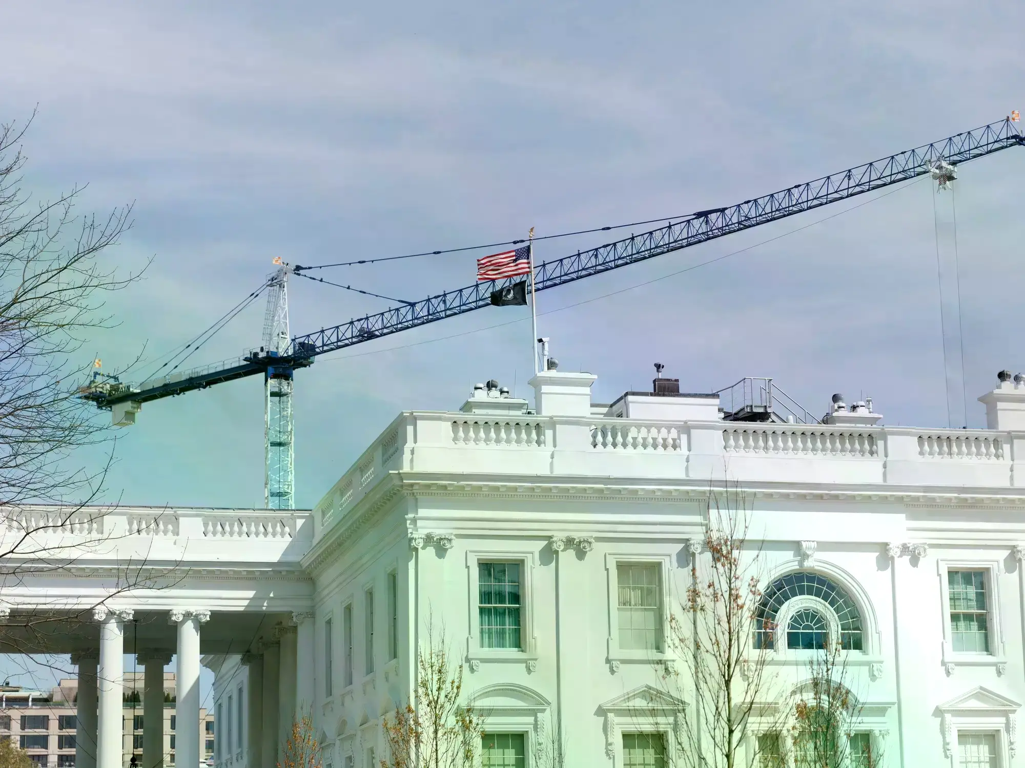 Una grúa trabaja en las obras de refacción de la Casa Blanca, en Washington.