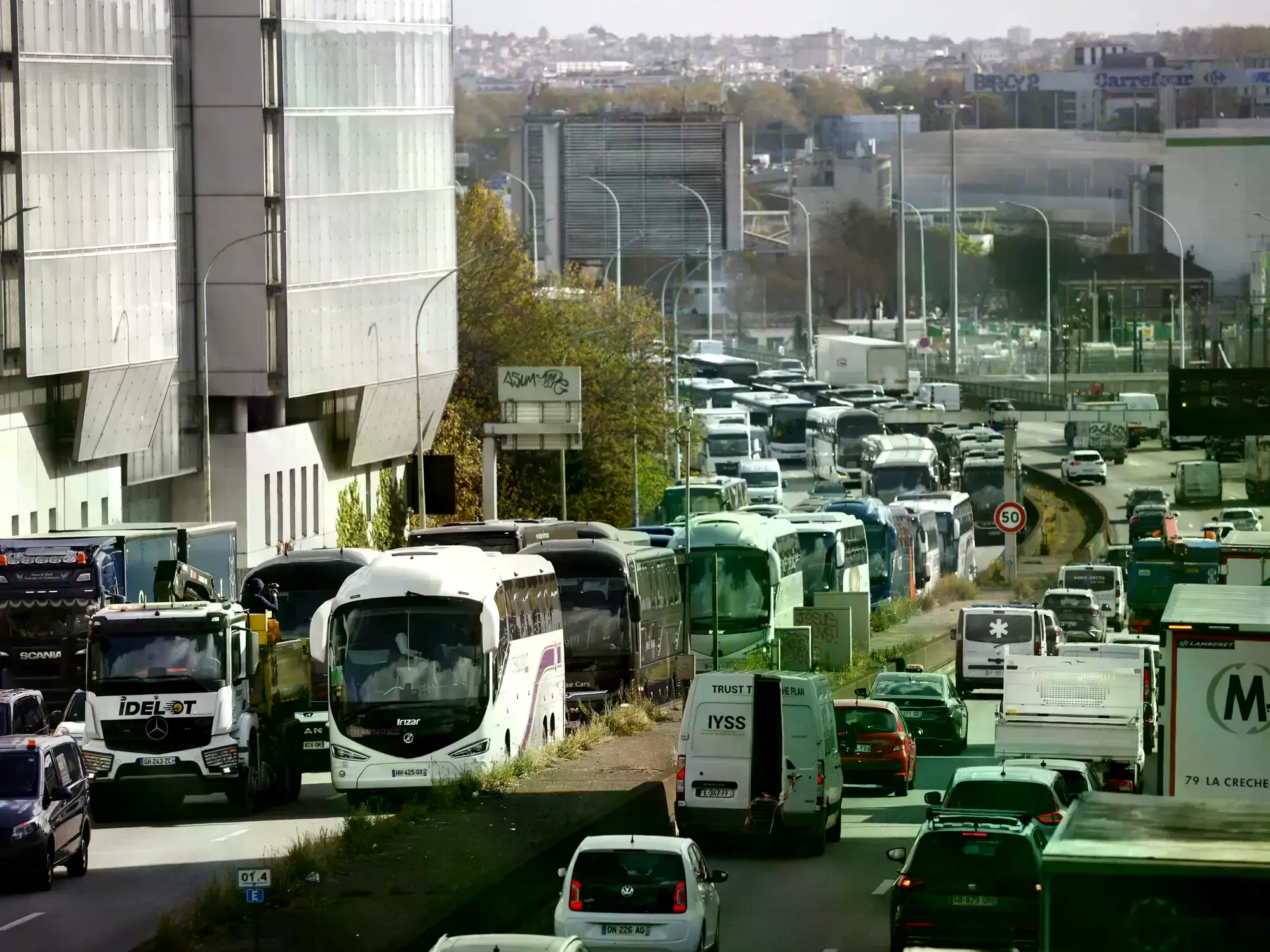 Camiones y micros bloquean una autopista en París en protesta por el aumento de los combustibles.