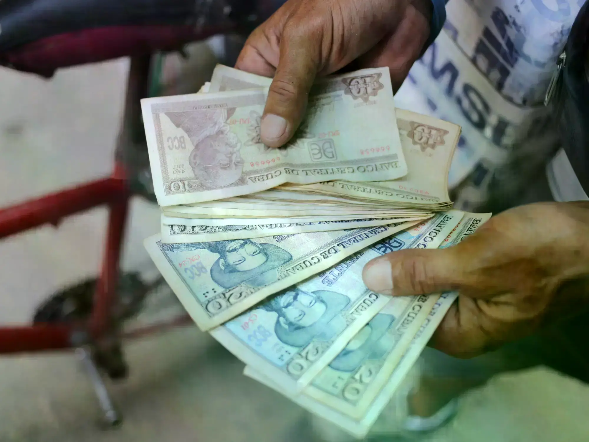 Un vendedor ambulante de helados muestra sus pesos cubanos en La Habana, Cuba.