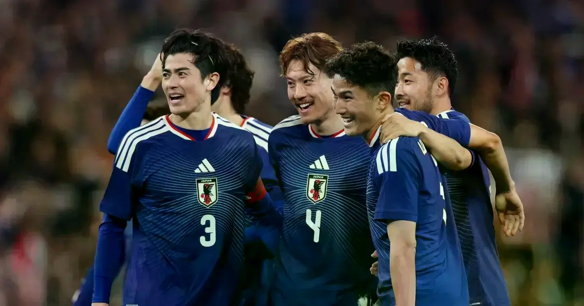 Futbolistas japoneses celebrando un gol.