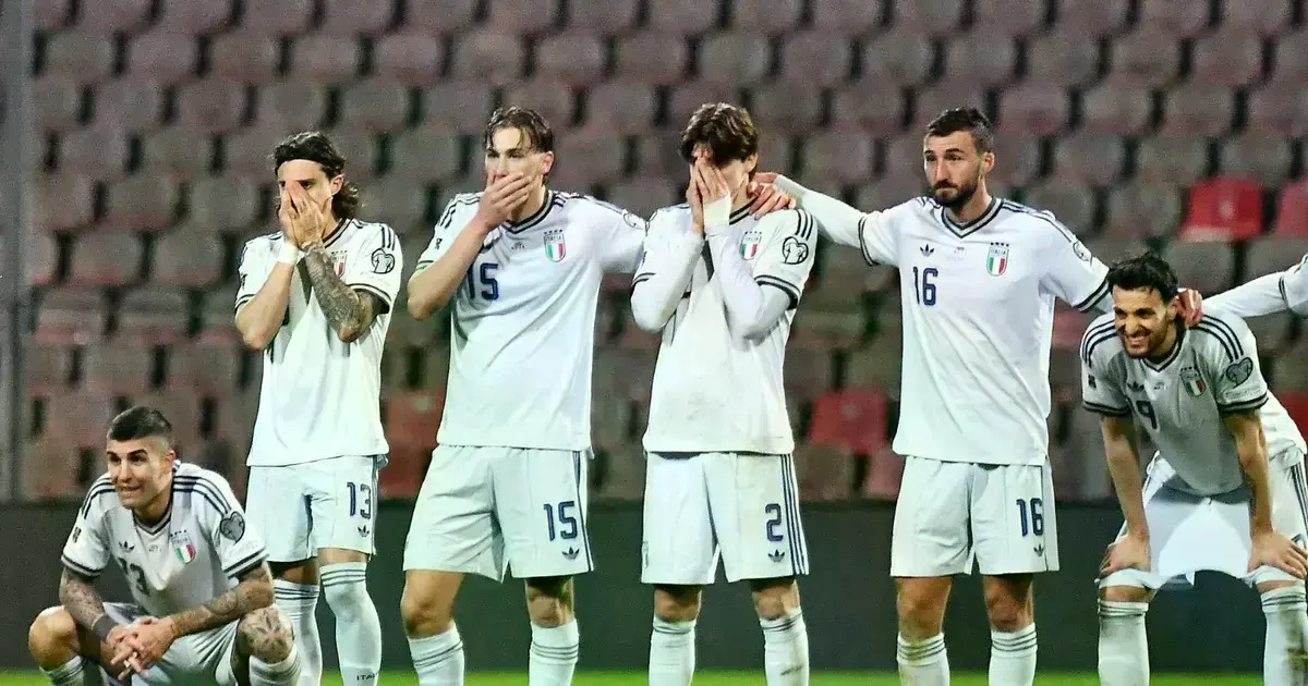 Jugadores de Italia tras la eliminación en el repechaje.
