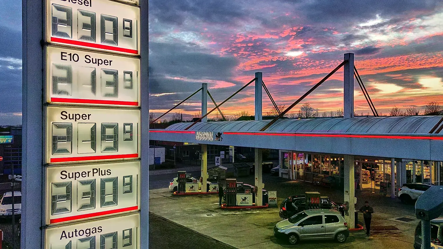 El sol se pone detrás de una gasolinera en Frankfurt, Alemania.