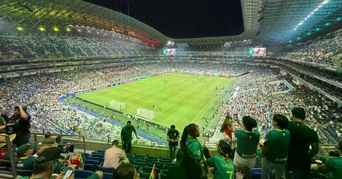 Panorámica del estadio de Monterrey en la previa del partido entre Bolivia e Irak.
