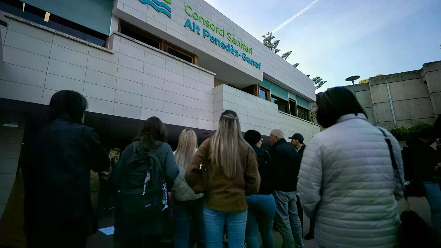 Varias personas se congregan a las afueras del hospital donde Noelia Castillo falleció, en Sant Pere de Ribes, España.