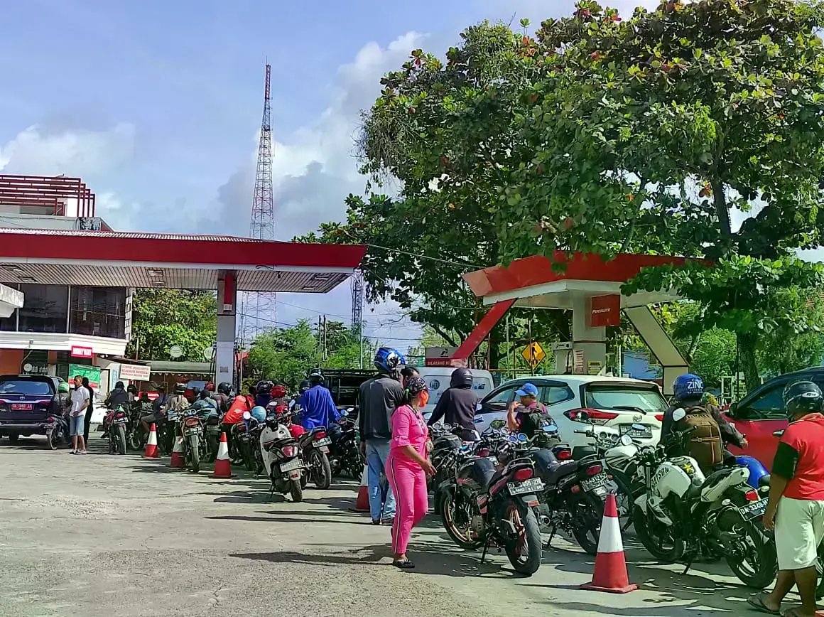 Buque petrolero de la empresa estatal Pertamina cruzando la bahía de Sibolga.