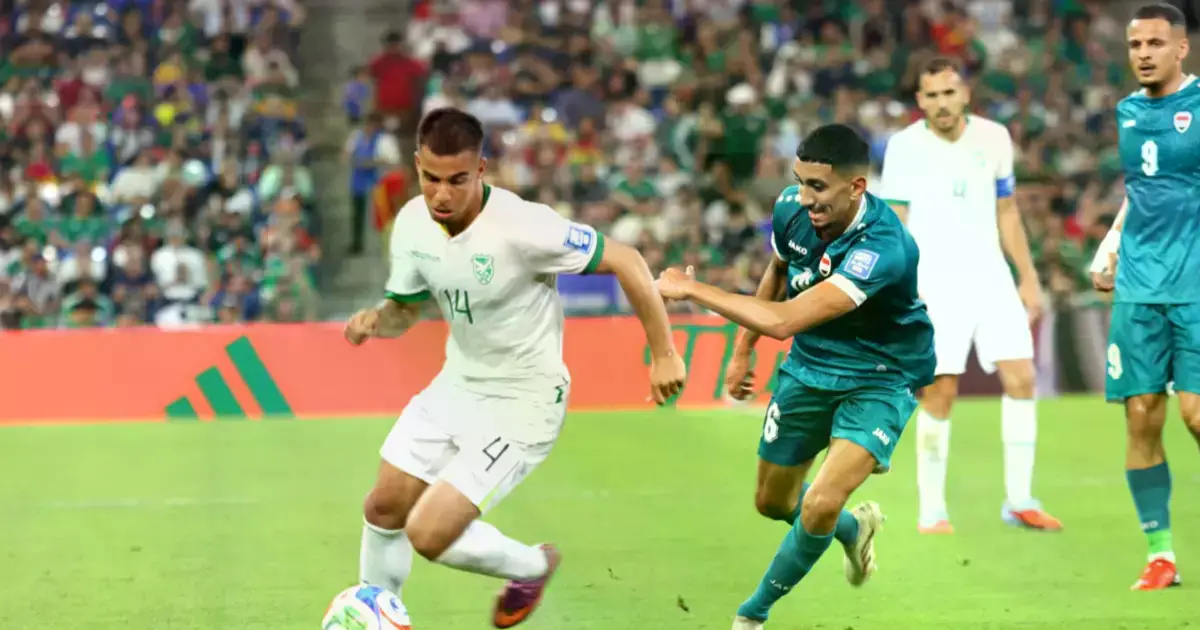 Robson Matheus domina el balón seguido de un defensor de Irak.