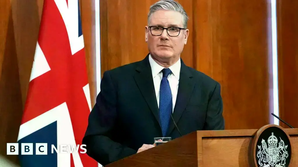 Keir Starmer durante una conferencia de prensa.