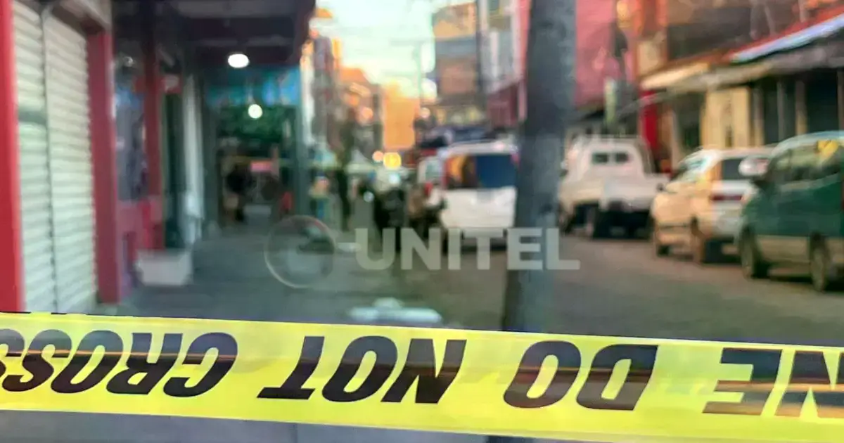 Personal policial investiga el hallazgo del cuerpo.