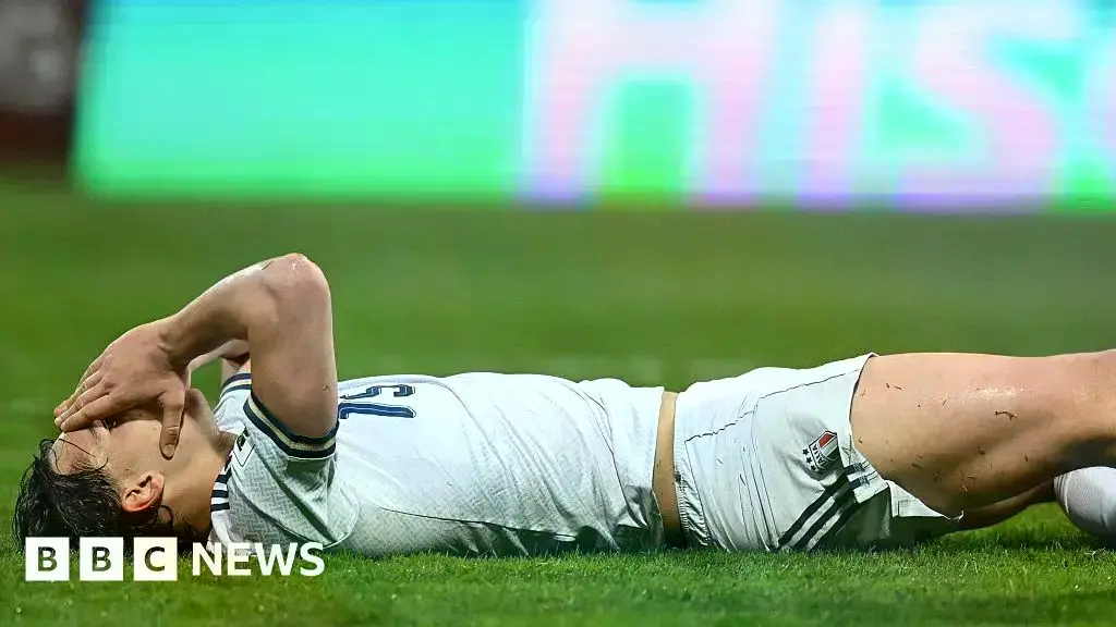 Pio Esposito falla el primer penalti en la derrota de Italia ante Bosnia.